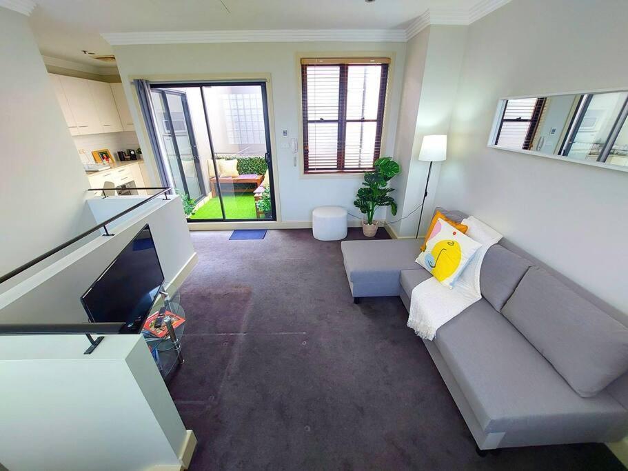 Perfect And Modern Broadway-chippendale *