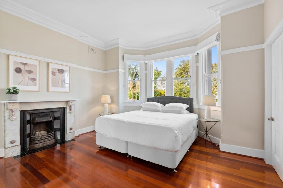 Huge Harbour View In Historic Apartment