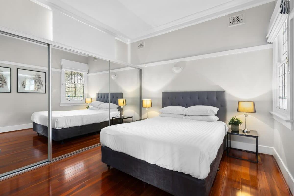 Huge Harbour View In Historic Apartment Sydney