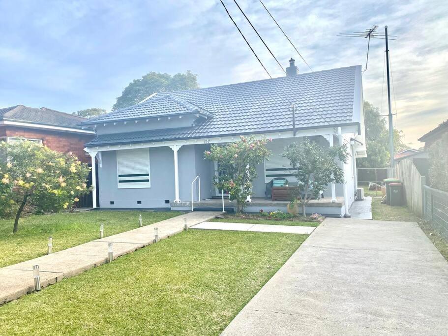 Lux 4br Straithfield House Close 2 Airport/city Holiday home Sydney