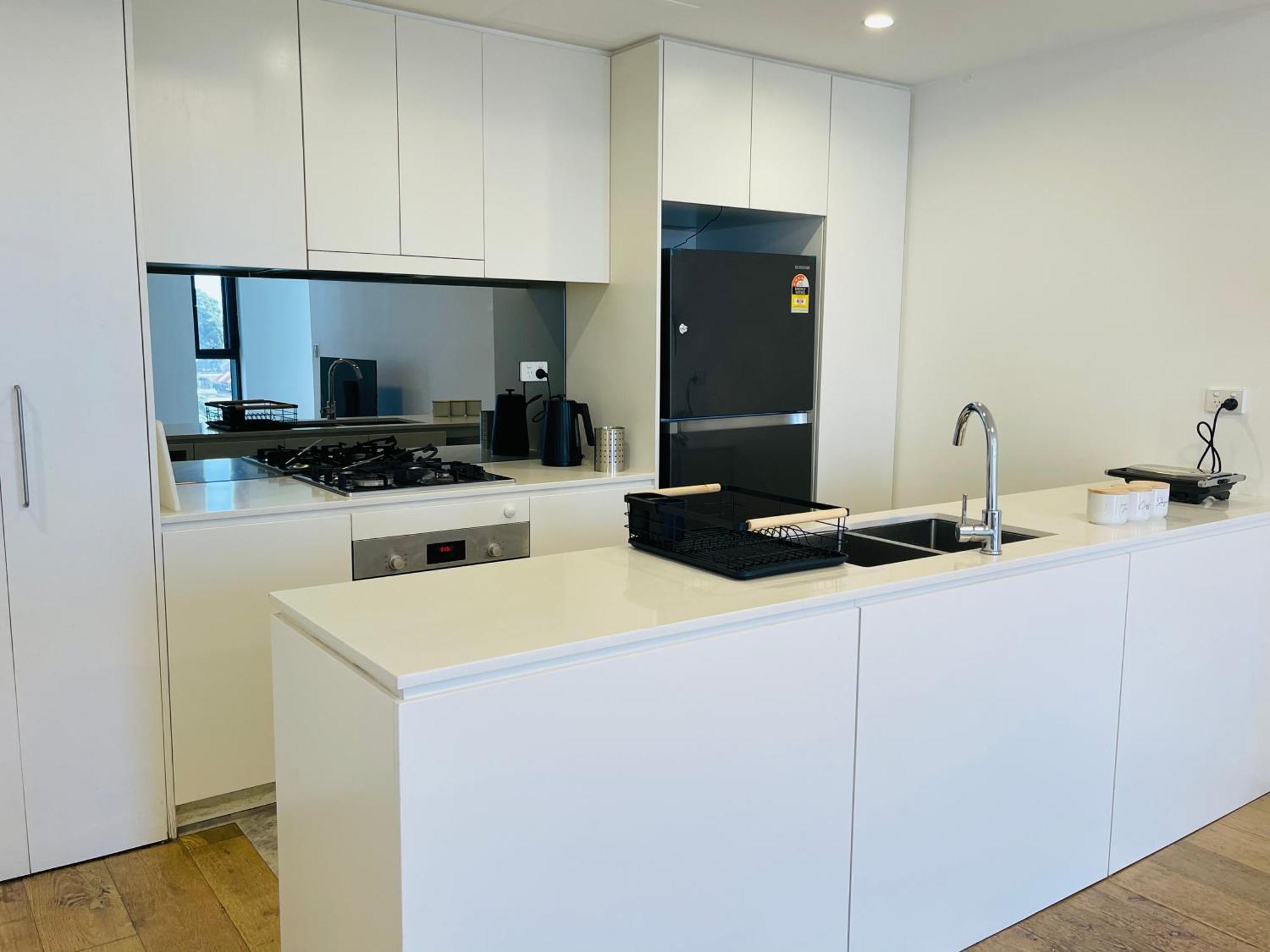 Whole 2 Bedroom Apartment, 2 Bedroom 1 Living, 3 Double Beds, 1-6 People Apartment *