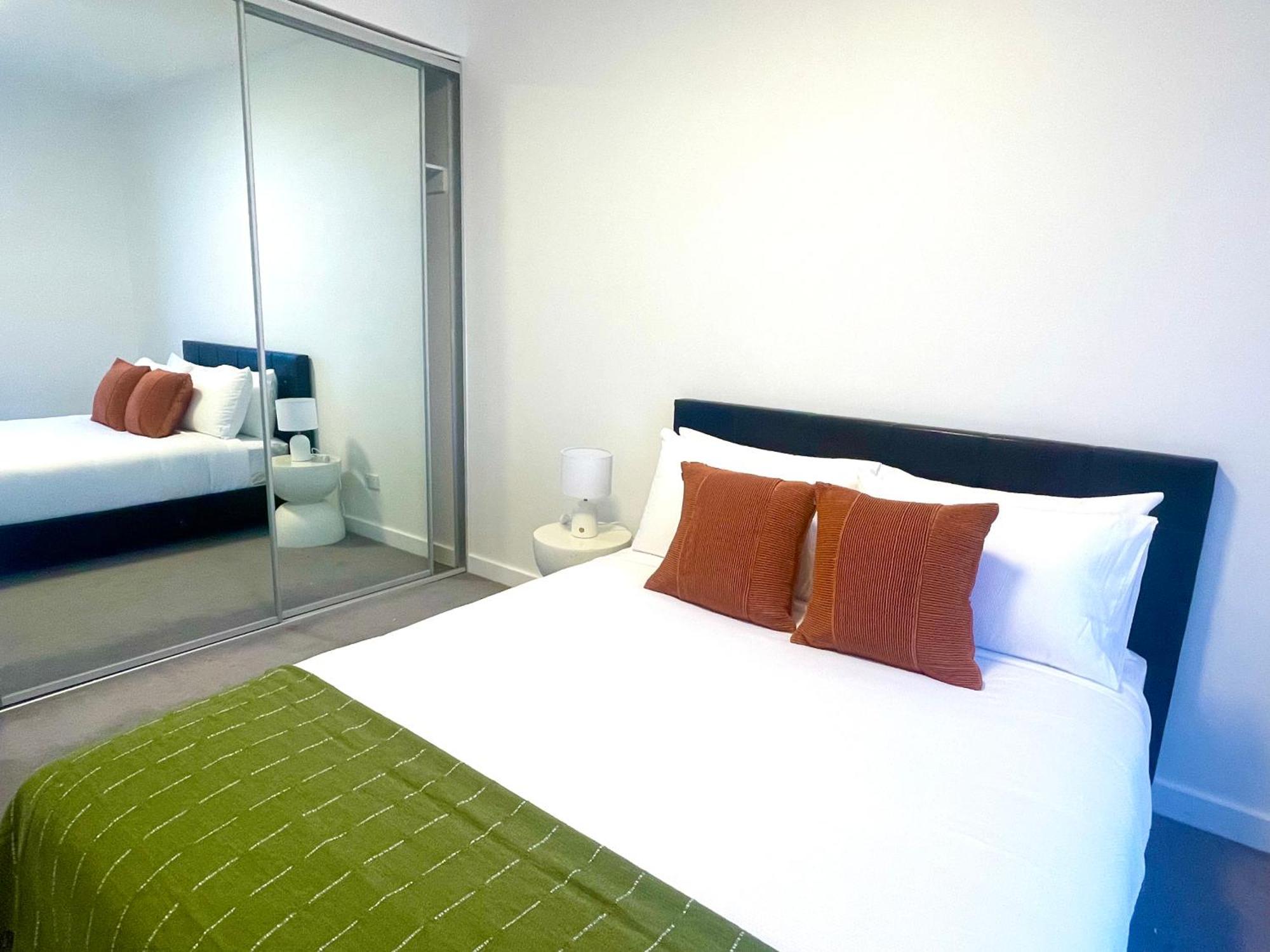 Whole 2 Bedroom Apartment, 2 Bedroom 1 Living, 3 Double Beds, 1-6 People Sydney