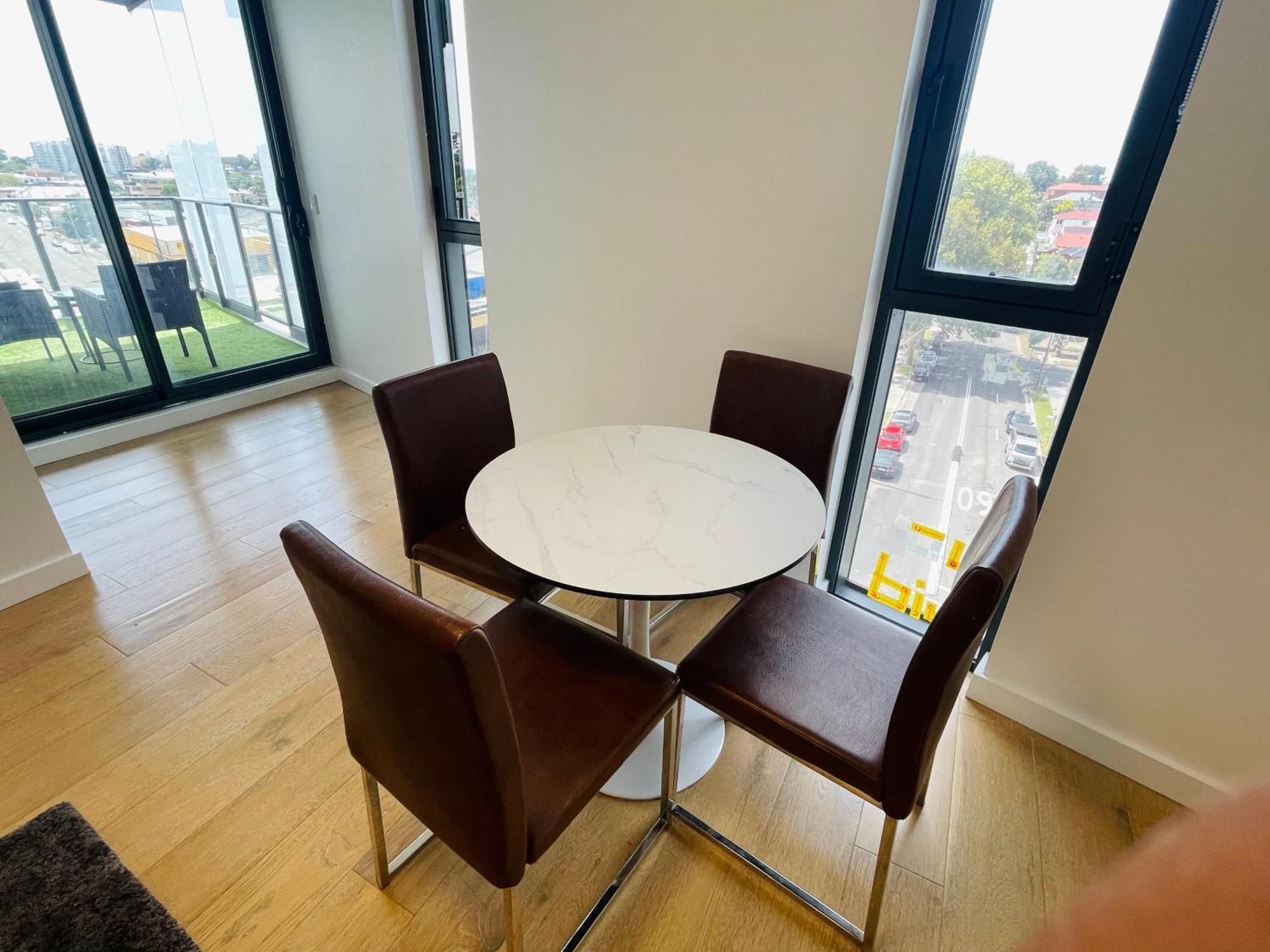 Whole 2 Bedroom Apartment, 2 Bedroom 1 Living, 3 Double Beds, 1-6 People Sydney