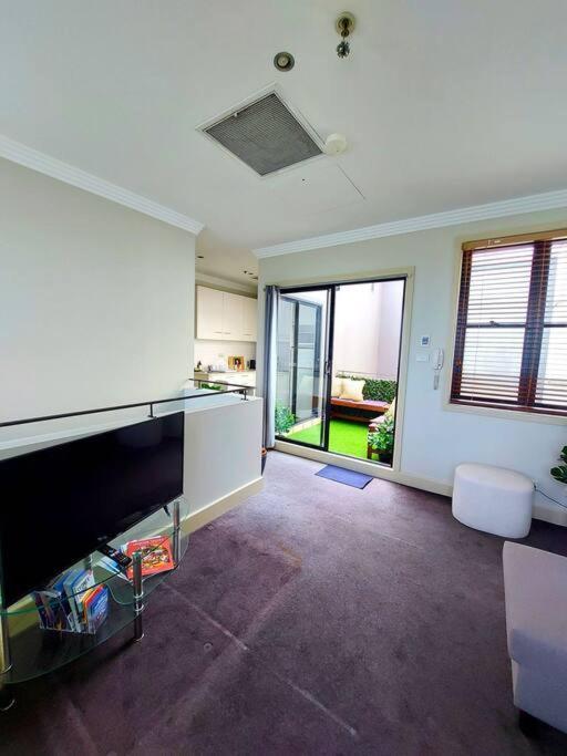 Perfect And Modern Broadway-chippendale *