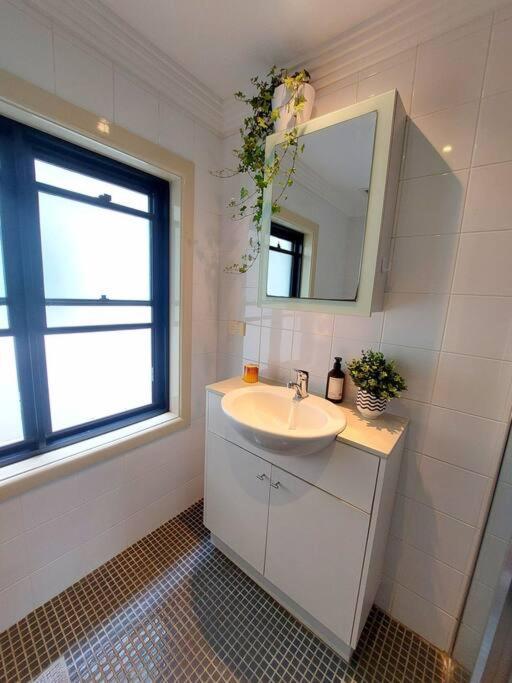 Perfect And Modern Broadway-chippendale Apartment
