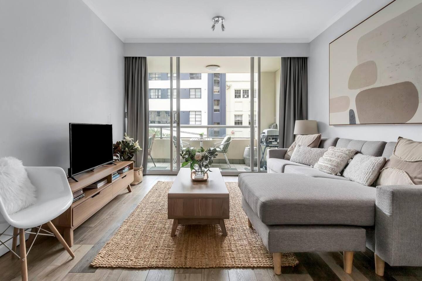 Waterfront Delight On Darling Harbour At Pyrmont Apartment