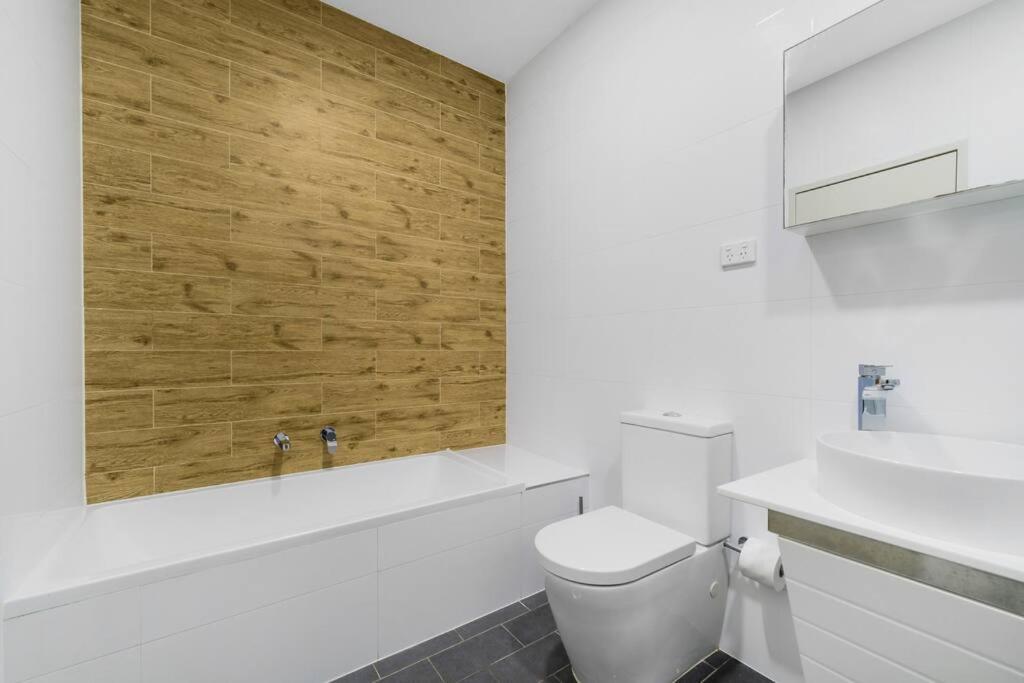 Apartment Spacious 3 Bed Near Airport With Parking *