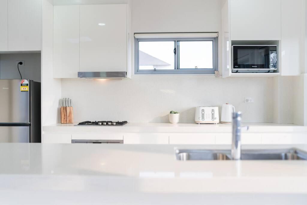Spacious 3 Bed Near Airport With Parking Apartment