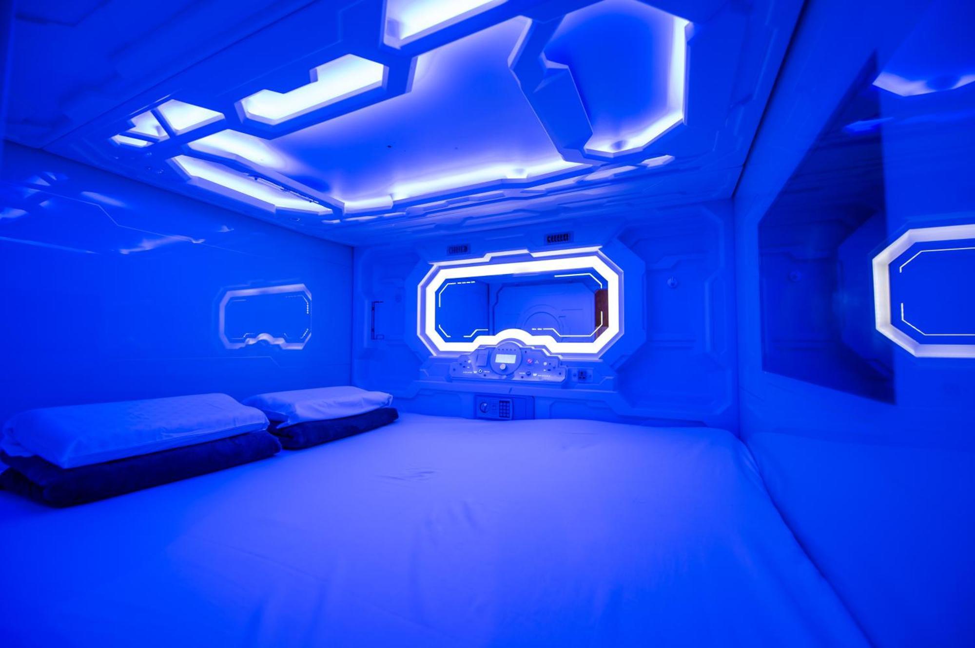 Hostel Space Q Capsule *