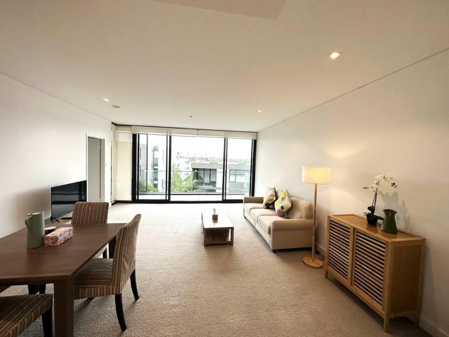 Kozyguru / Mortlake / Lovely 2 Bed / Nmo010 * Sydney