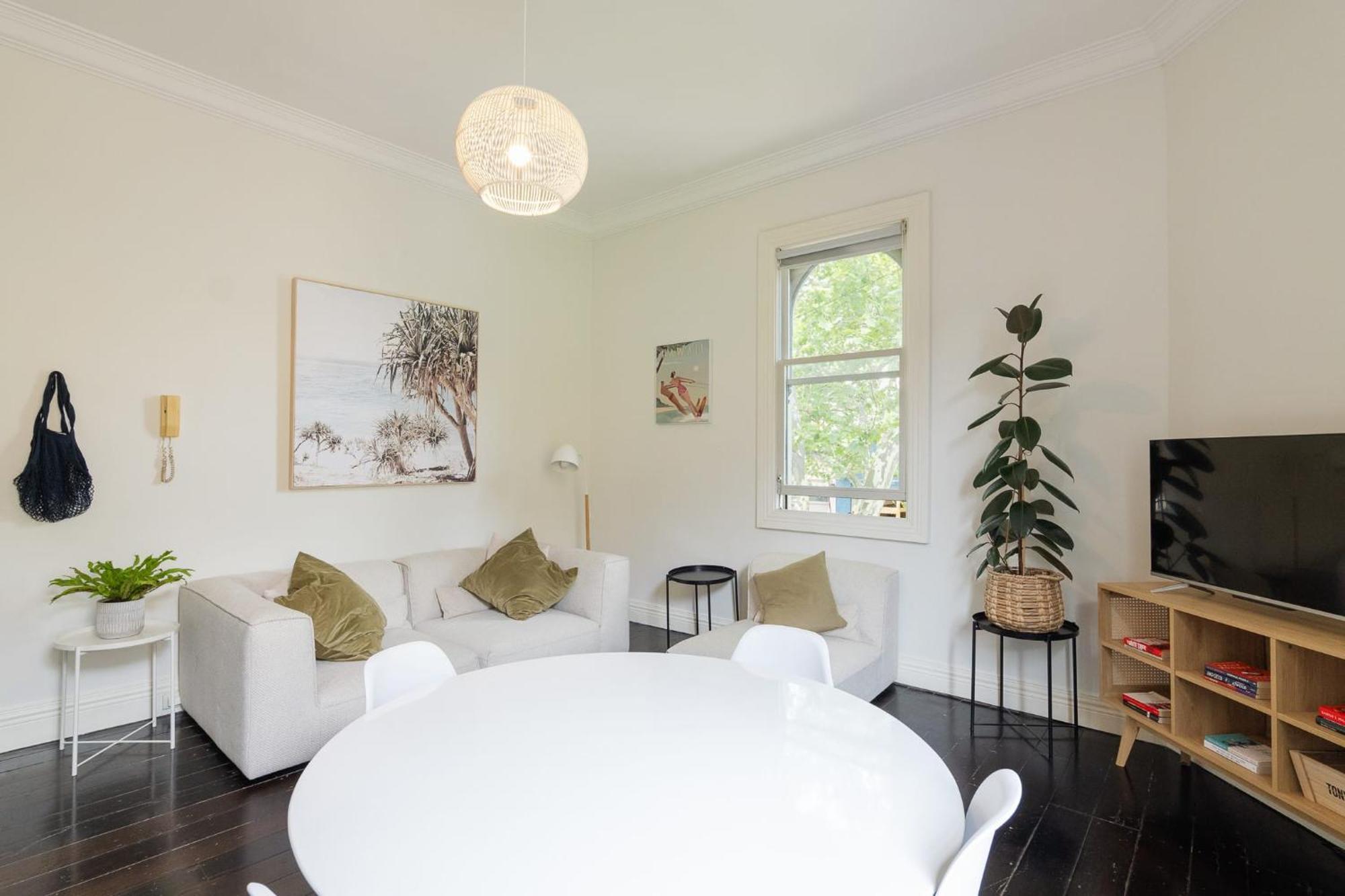 Surry Hills Chic Right On Crown St *
