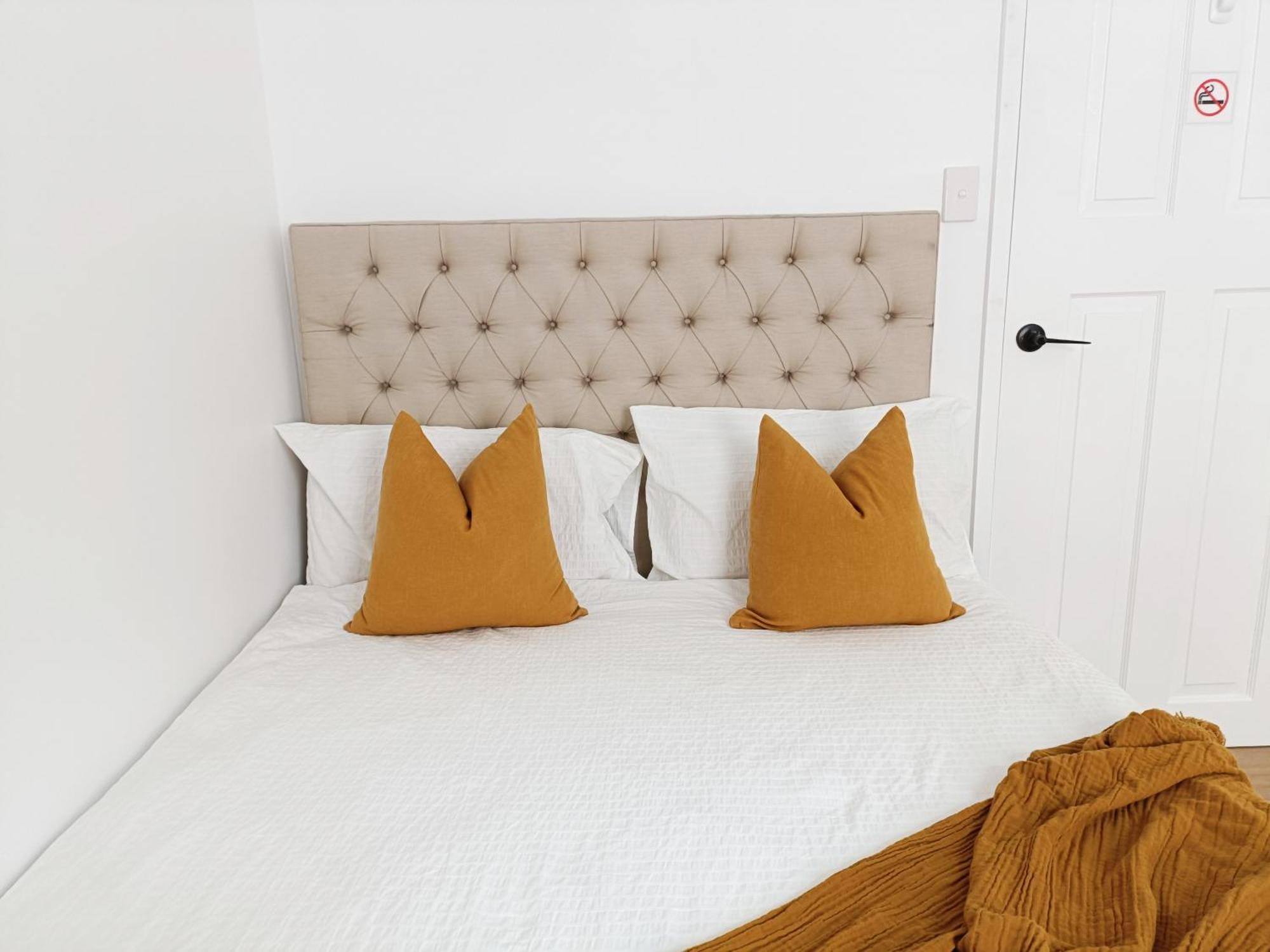 Stunning Queen 1min Walk To Station With 55 Inch Tv Homestay