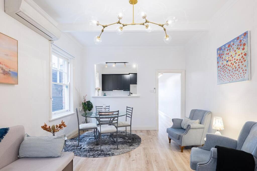 Cozy King Millers Point Holiday home