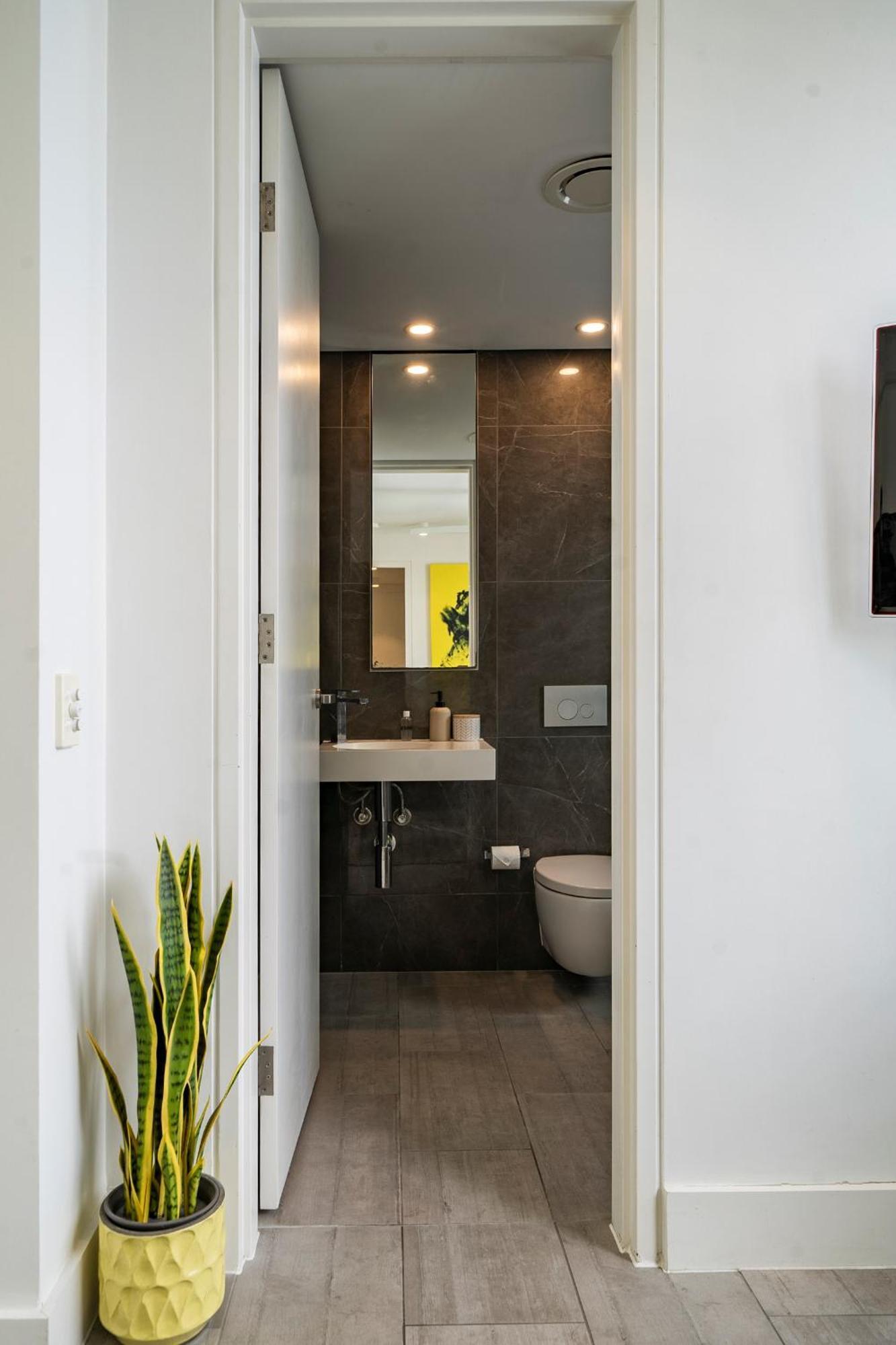 Modern 1br Top-level Unit With Keypad Entry In Bondi *