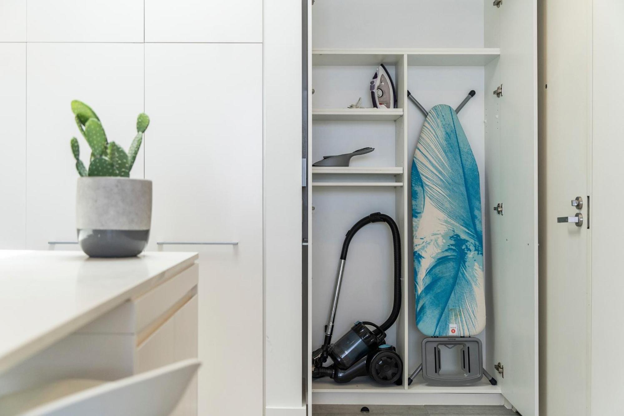 Modern 1br Top-level Unit With Keypad Entry In Bondi