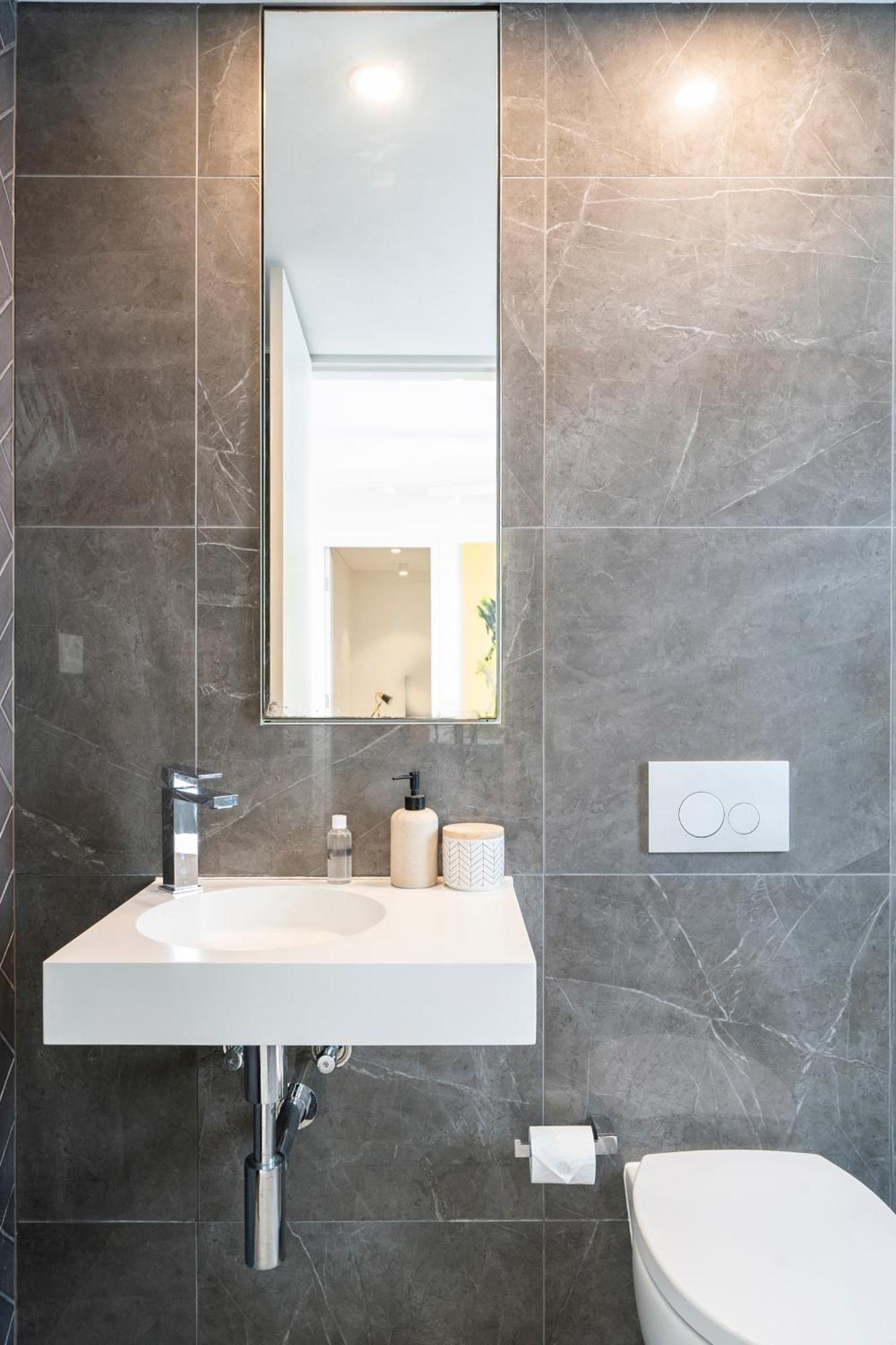 Modern 1br Top-level Unit With Keypad Entry In Bondi Sydney