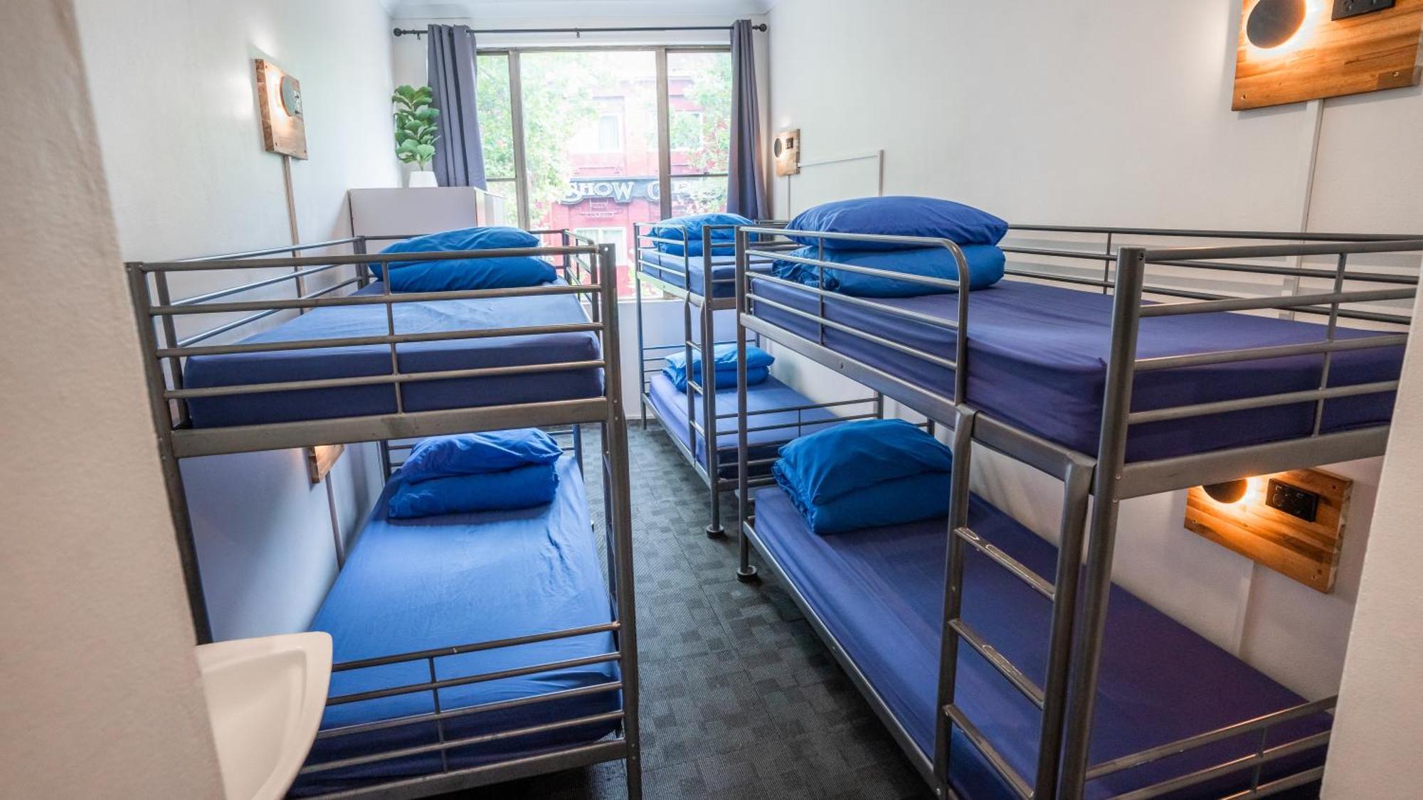 Mad Monkey East Side Hostel *