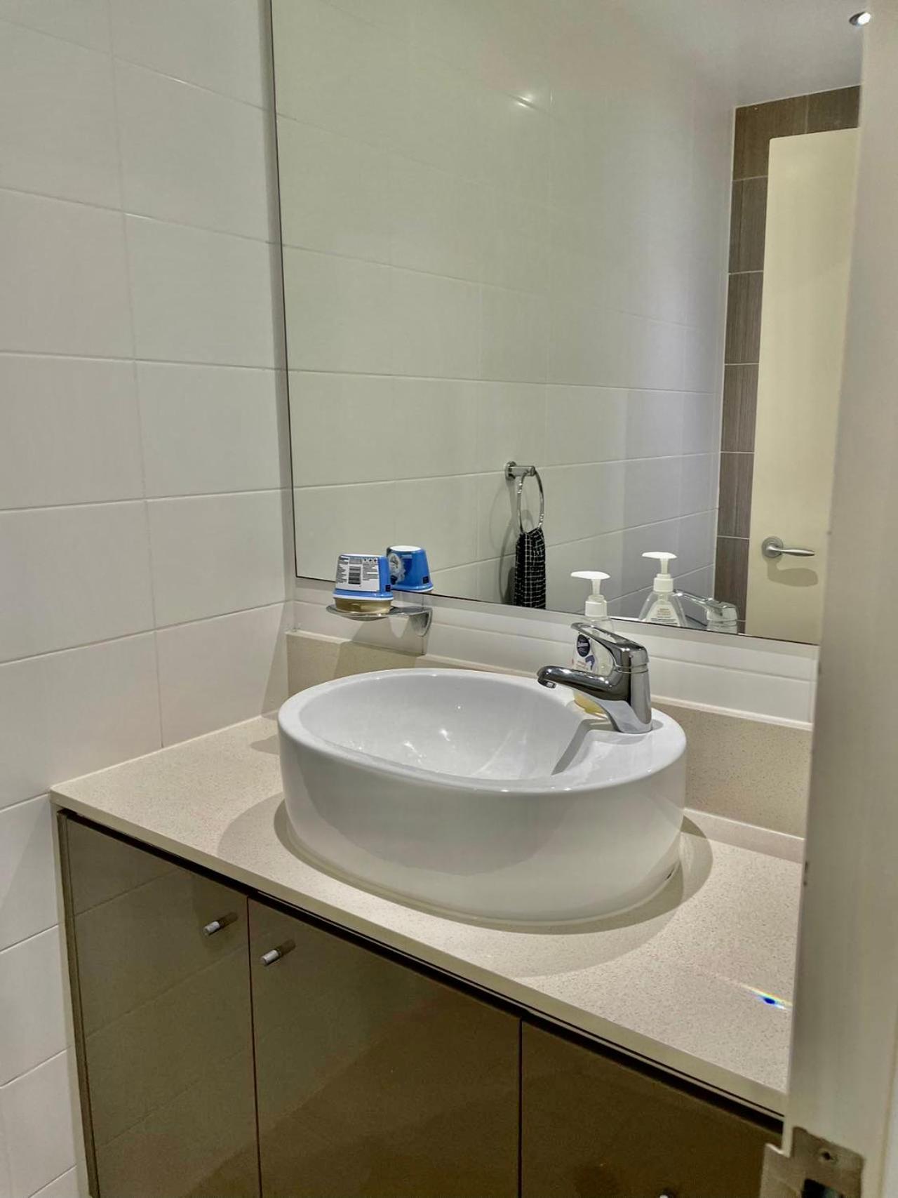 New Comfy Stylish In Rhodes Next To Train N Shopping Center *