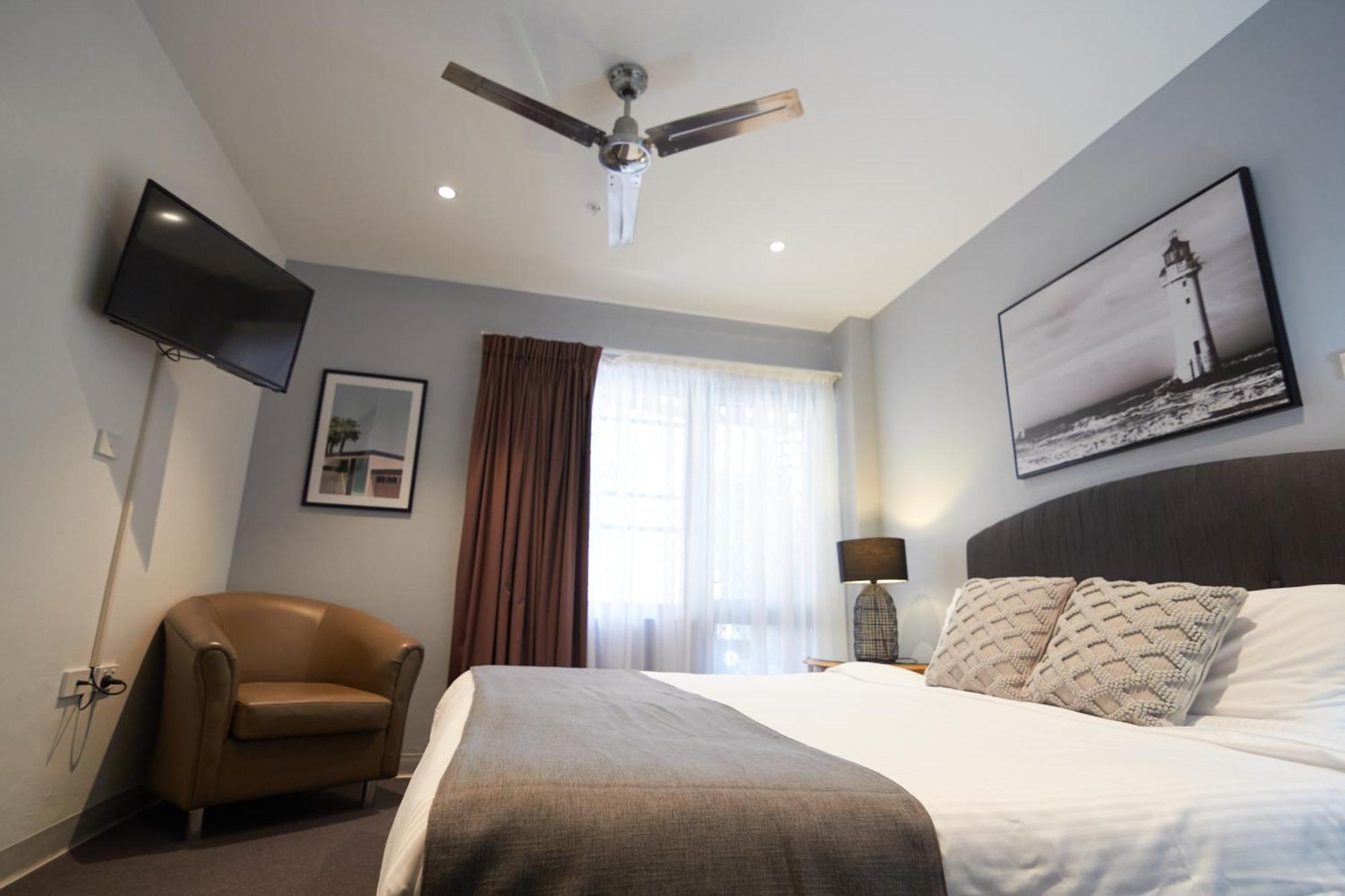 Mariners Court 3*