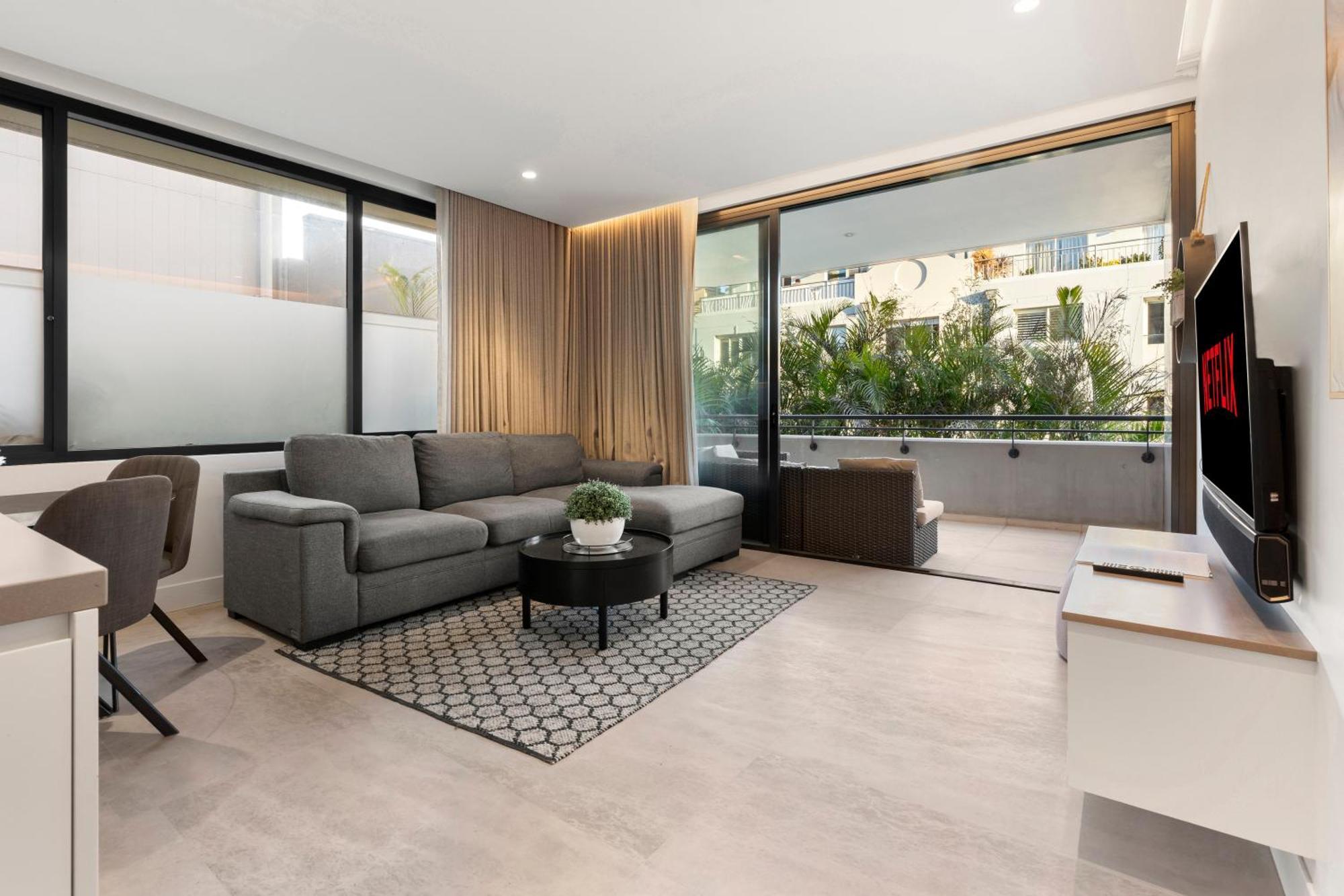 Chic 2-bed With Balcony Near Coogee Apartment
