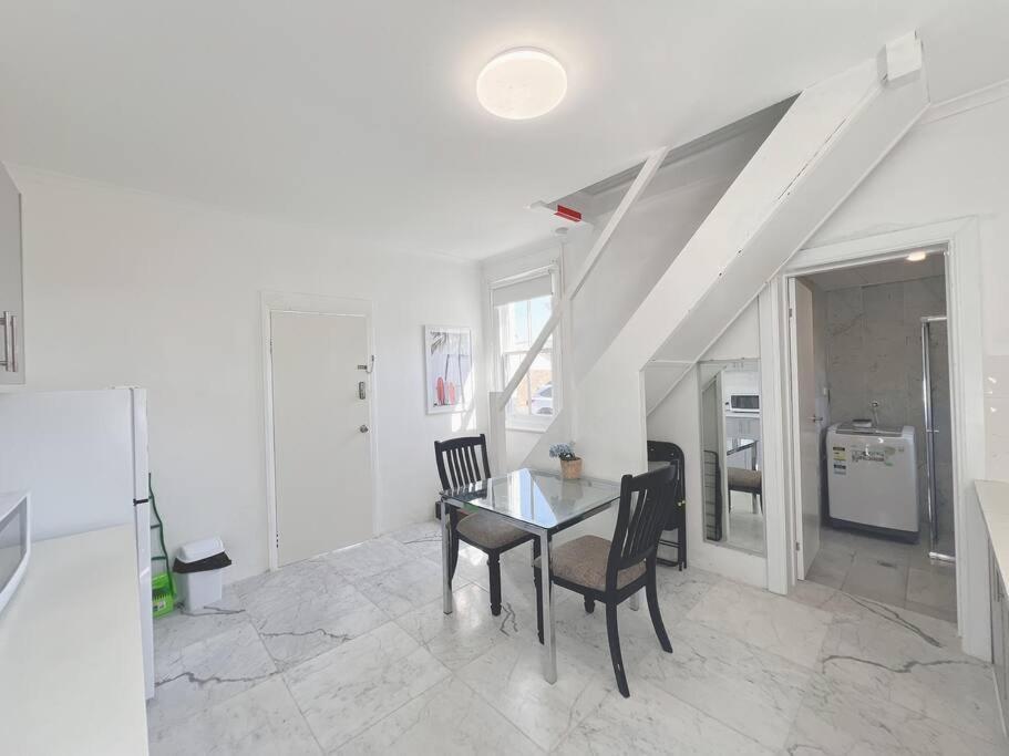 One Bedroom Loft Close To Ashfield Station Apartment