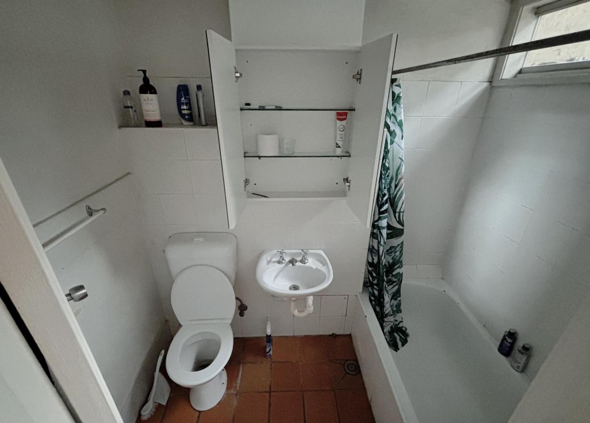 Bedroom In Terrace House With Shared Bath *