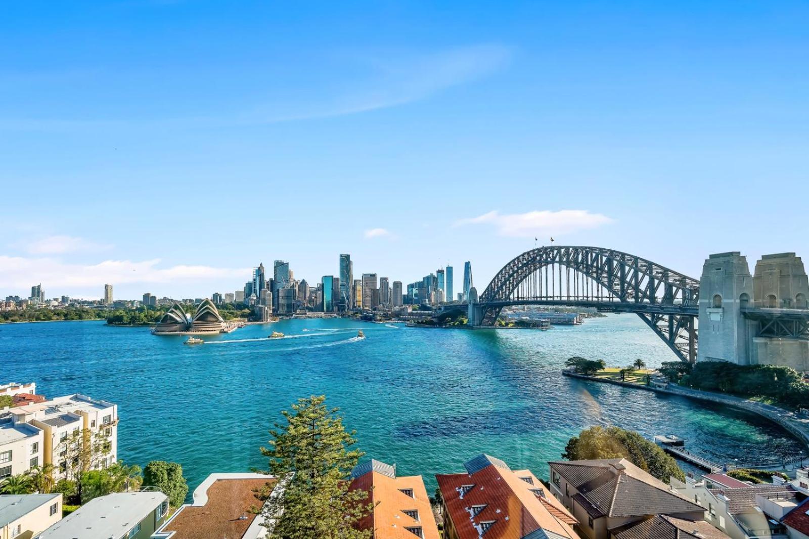 Sydney's Landmark Views From Luxury 2bd