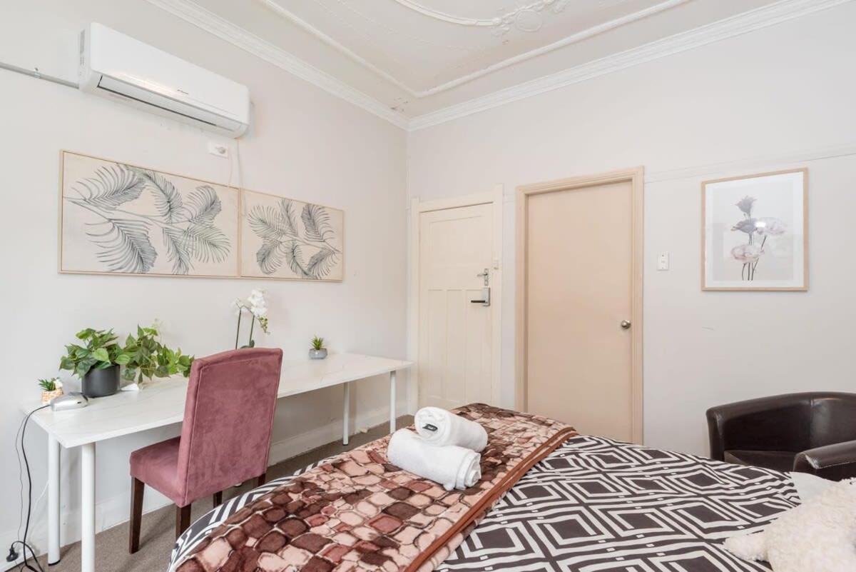 Private Ensuite Queen Near Airport Sydney