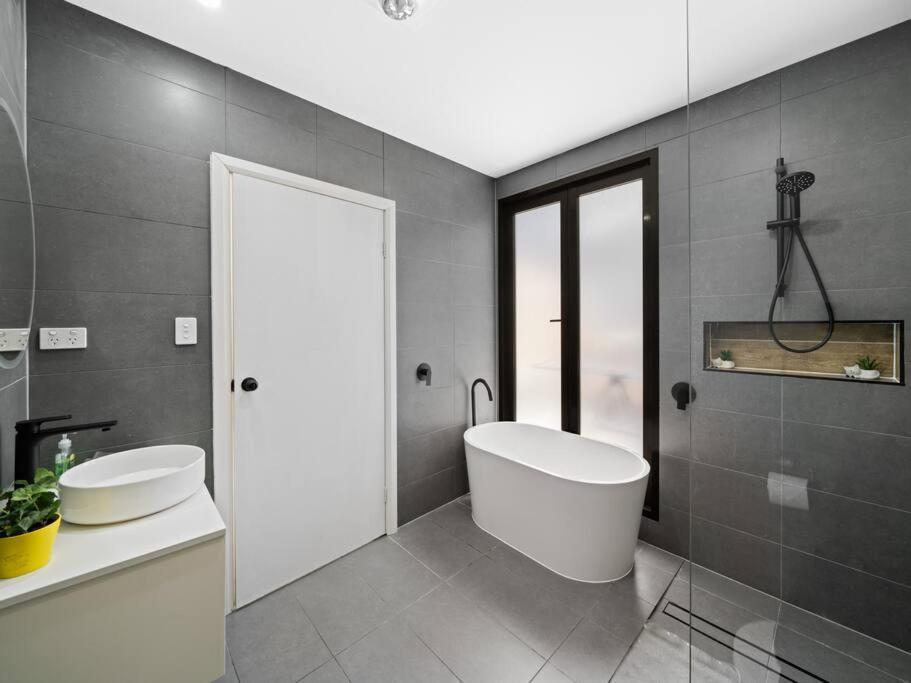 Holiday home 3br & Station&chinatown-5 Mins Walk