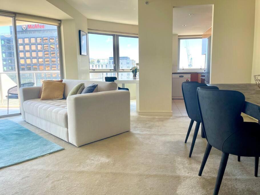 Apartment North 2 Bedroom - Pool Parking Gym Sleeps 6 *