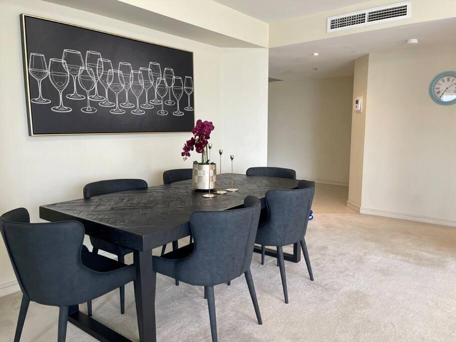 Apartment North 2 Bedroom - Pool Parking Gym Sleeps 6