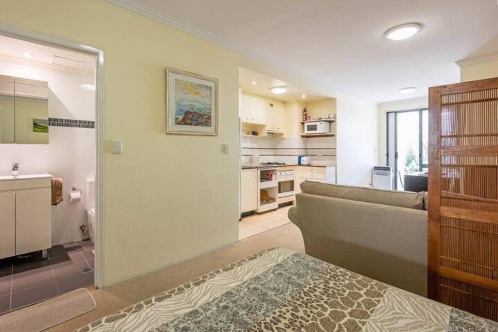 Convenient Studio With Courtyard Apartment *