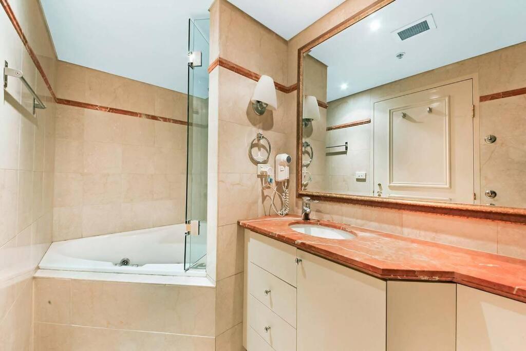 Large Two Bedroom Bon21602 Apartment Sydney