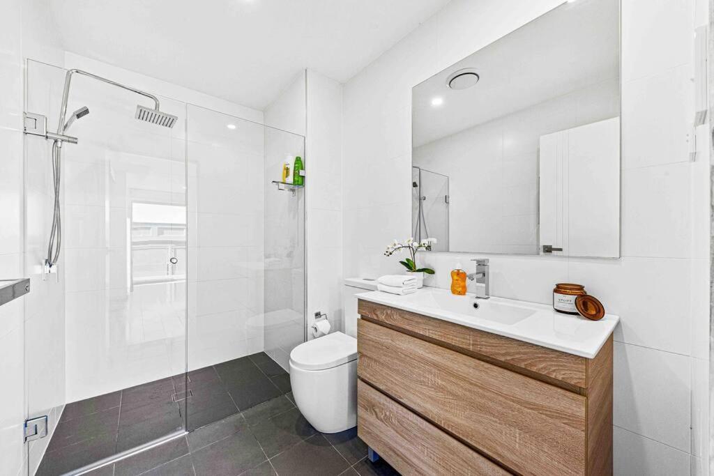 Centre Of Newtown 1 Bed * Sydney