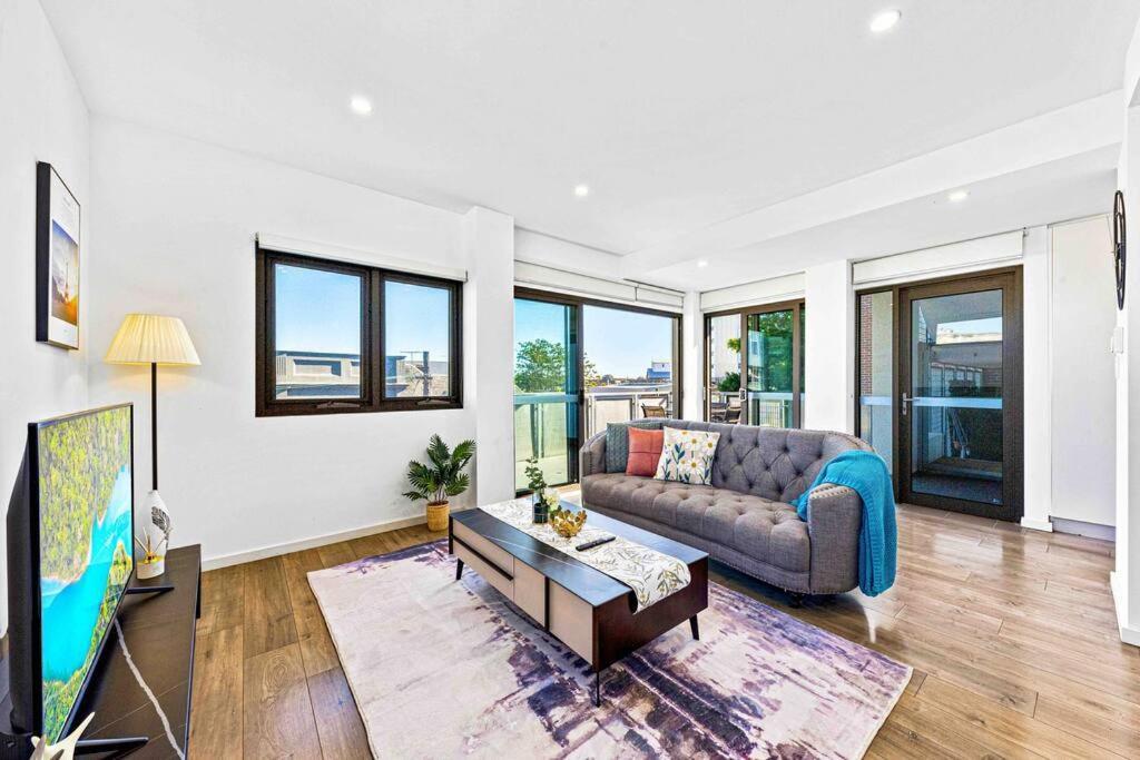 Centre Of Newtown 1 Bed Apartment Sydney