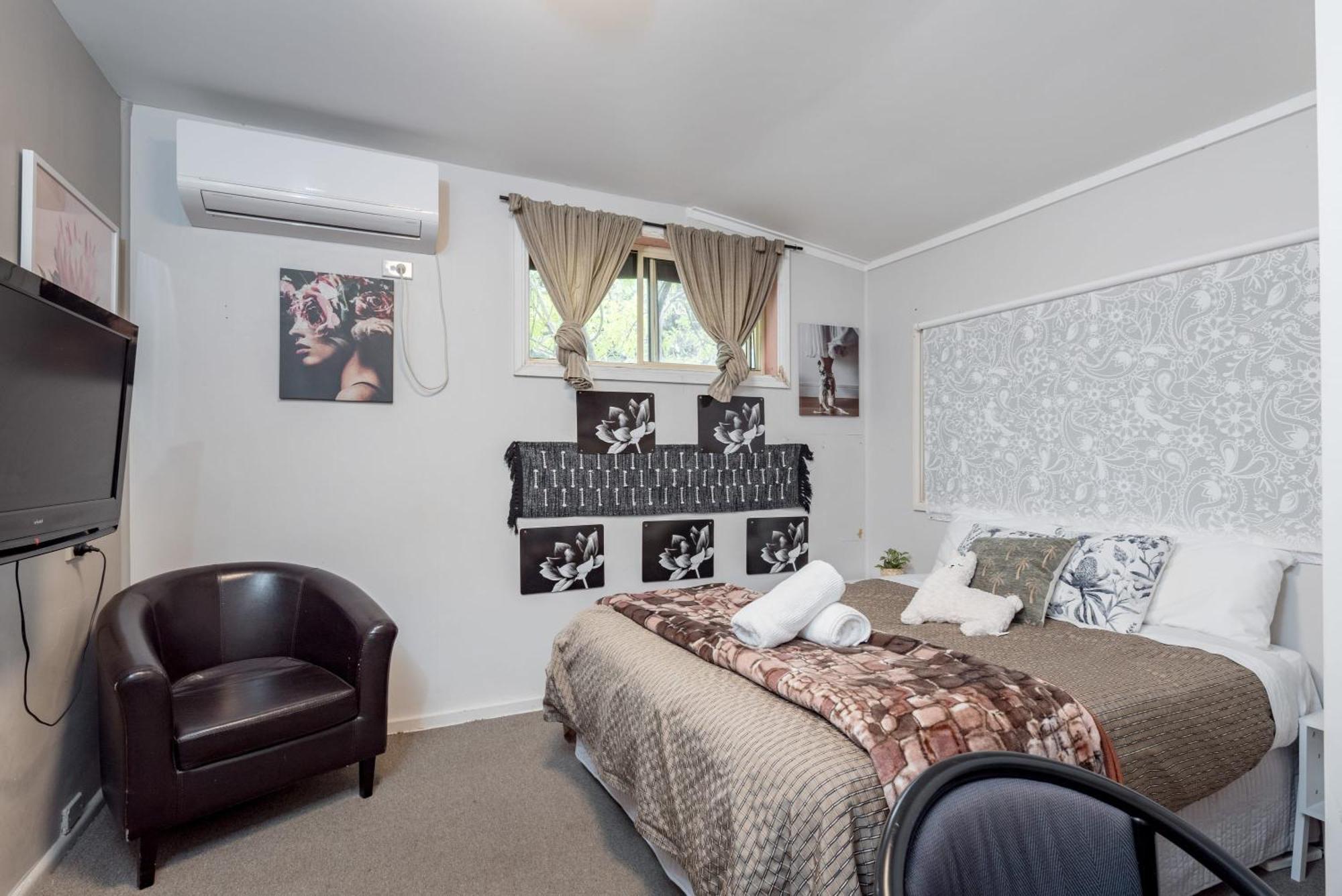 Classic Queen - Close To Airport & Eateries - Shared Bathroom Holiday home