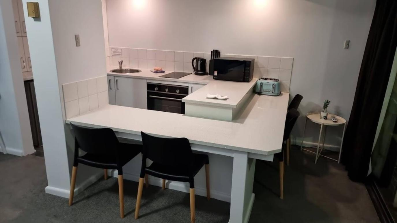 - Hyde Park Plaza 38 College St Apartment *
