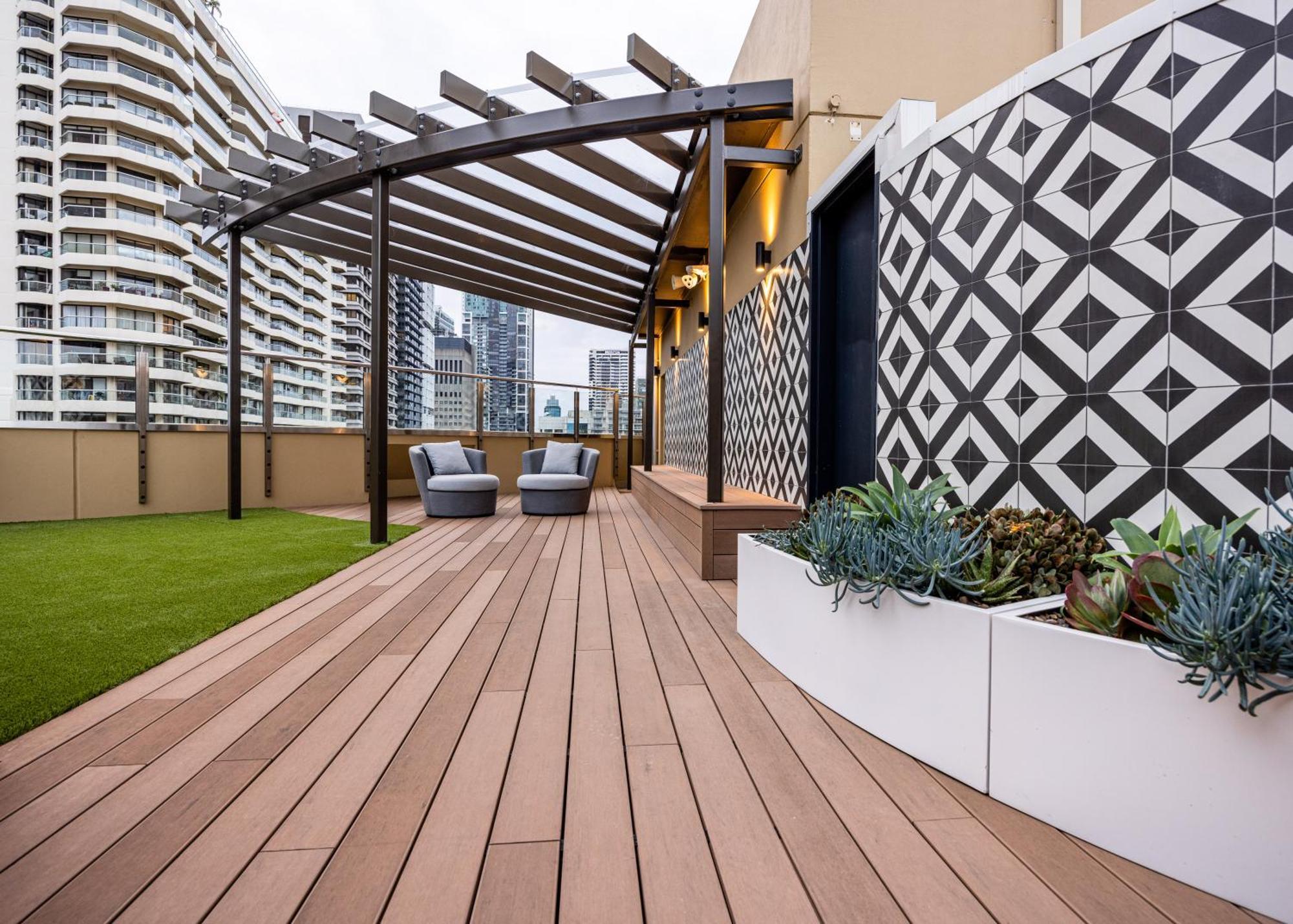 - Hyde Park Plaza 38 College St Apartment
