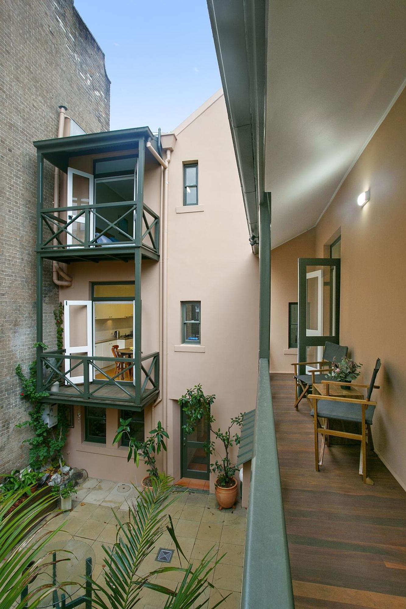 Family Terrace Close To Oxford Street And Cbd *