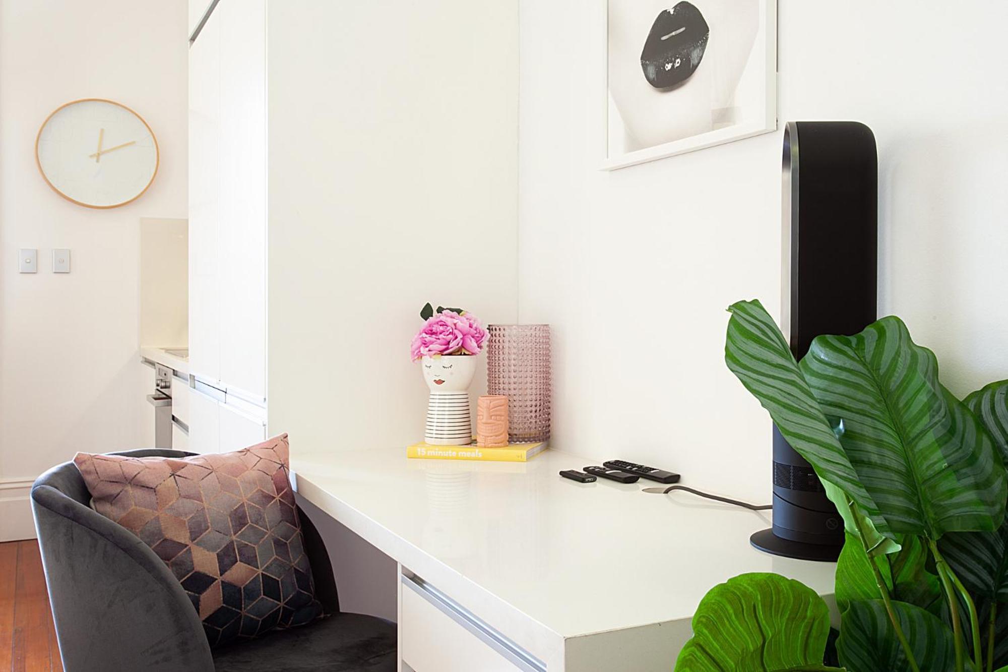 Charming With Balcony In Inner-city Glebe Apartment
