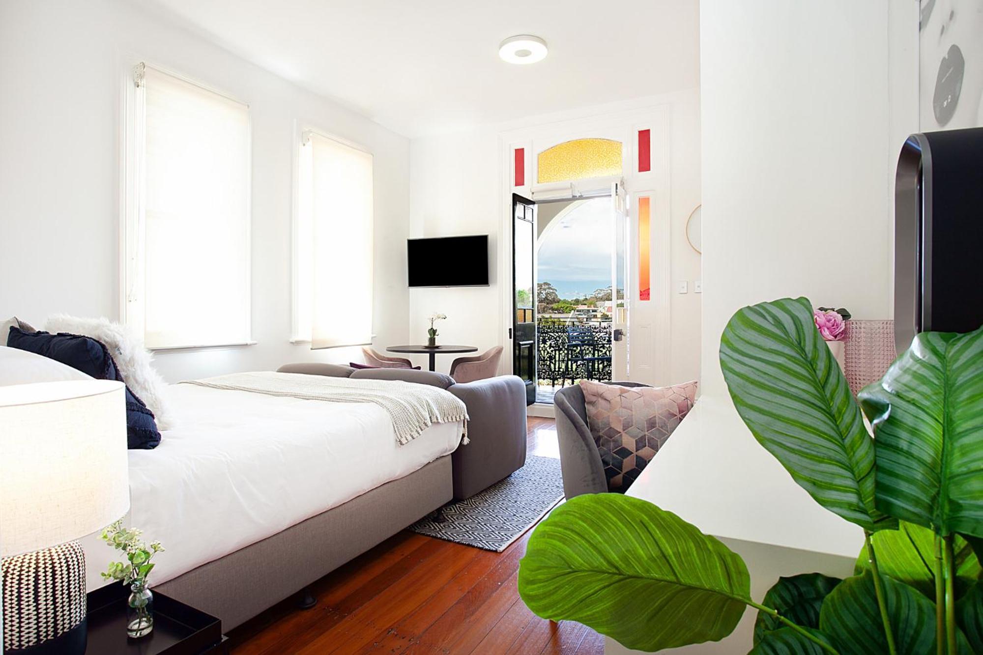 Charming With Balcony In Inner-city Glebe Apartment