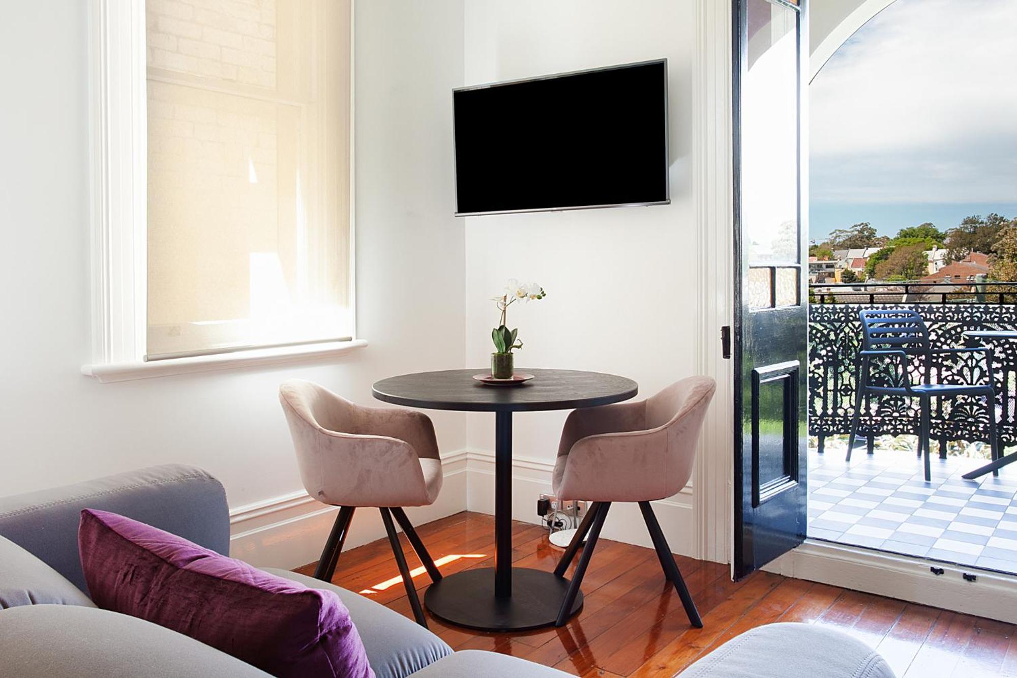Charming With Balcony In Inner-city Glebe Apartment *