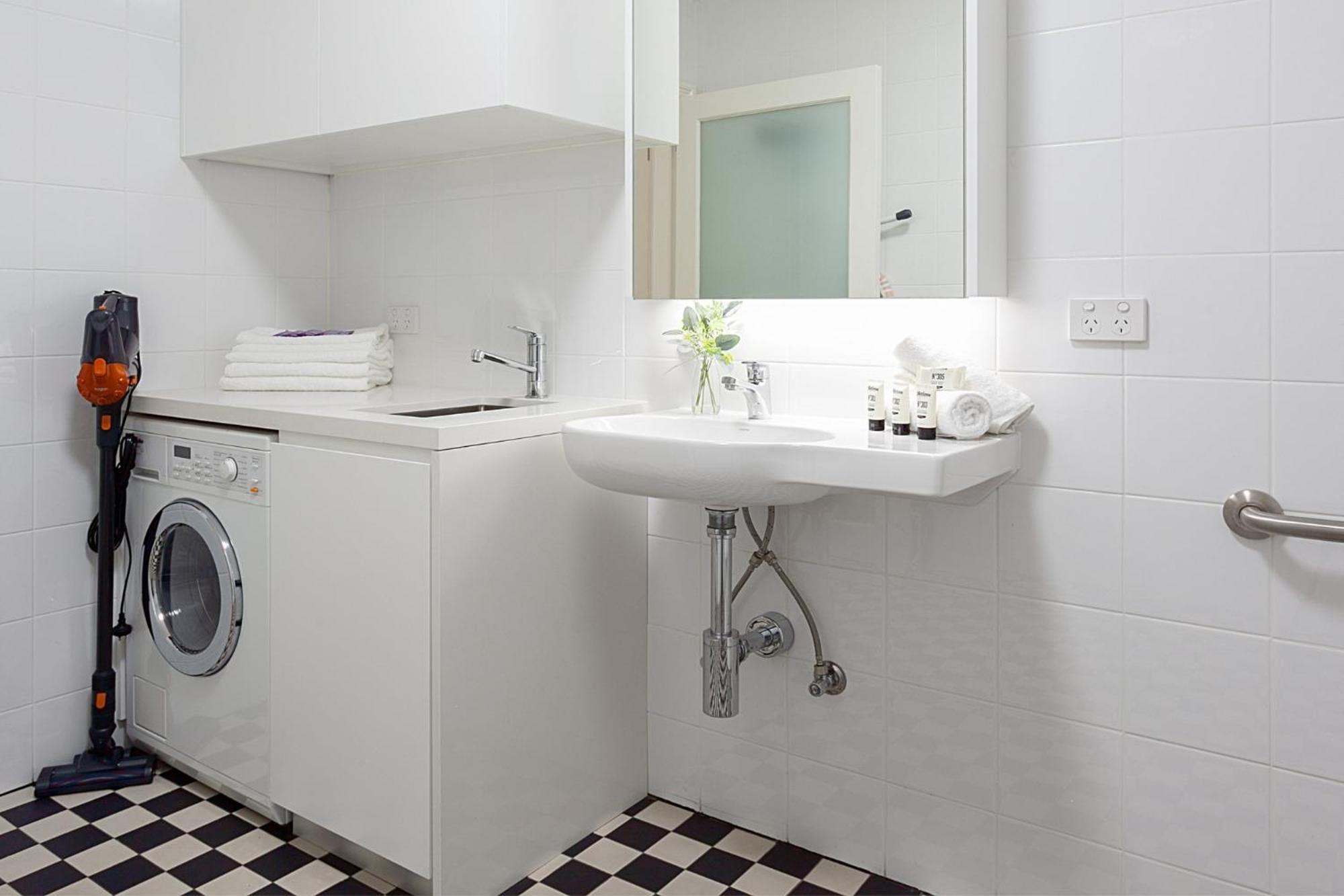 Art Deco Designer In Lewisham Apartment *