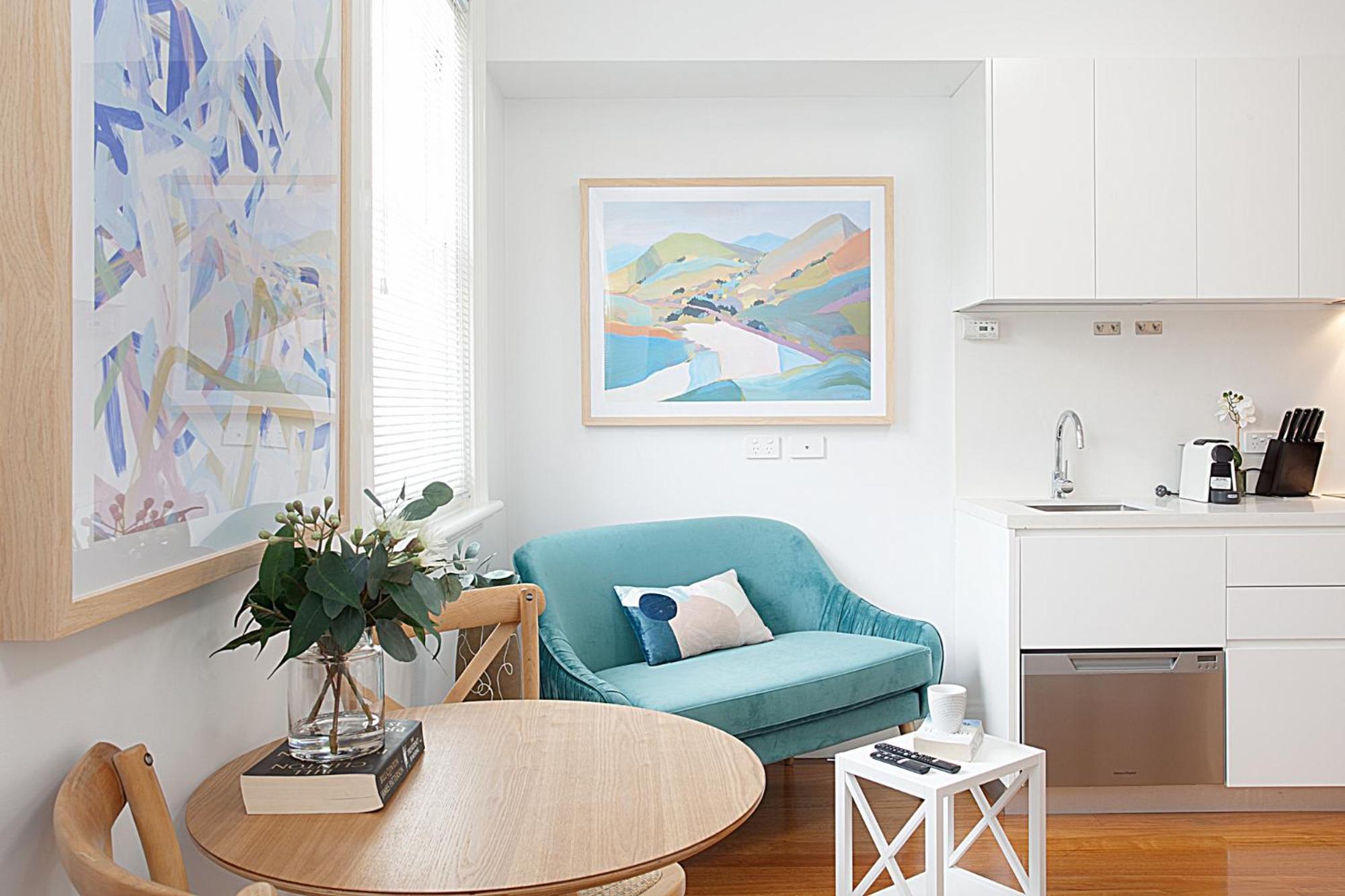 Art Deco Designer In Lewisham Apartment *