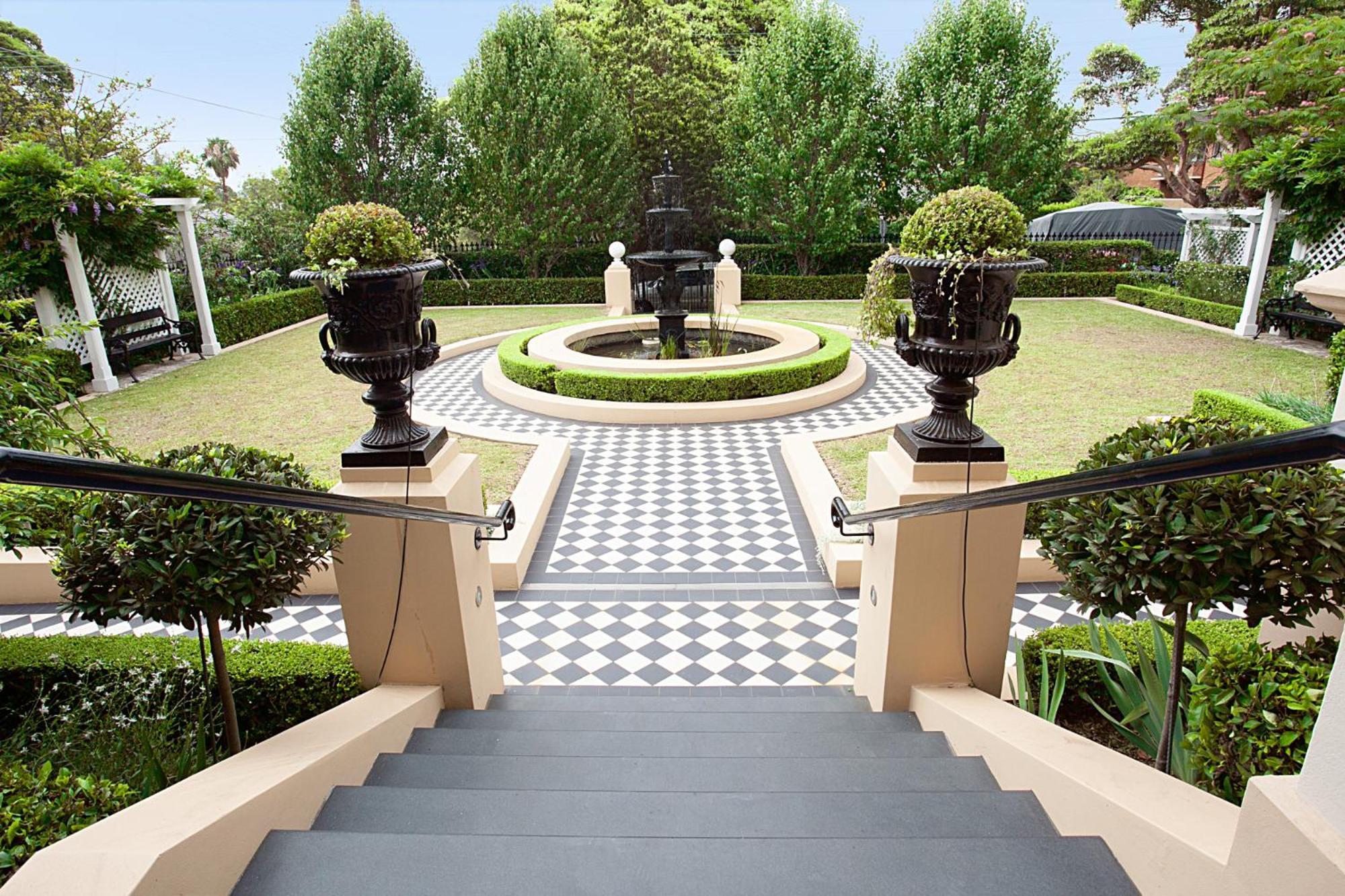Art Deco Designer In Lewisham *