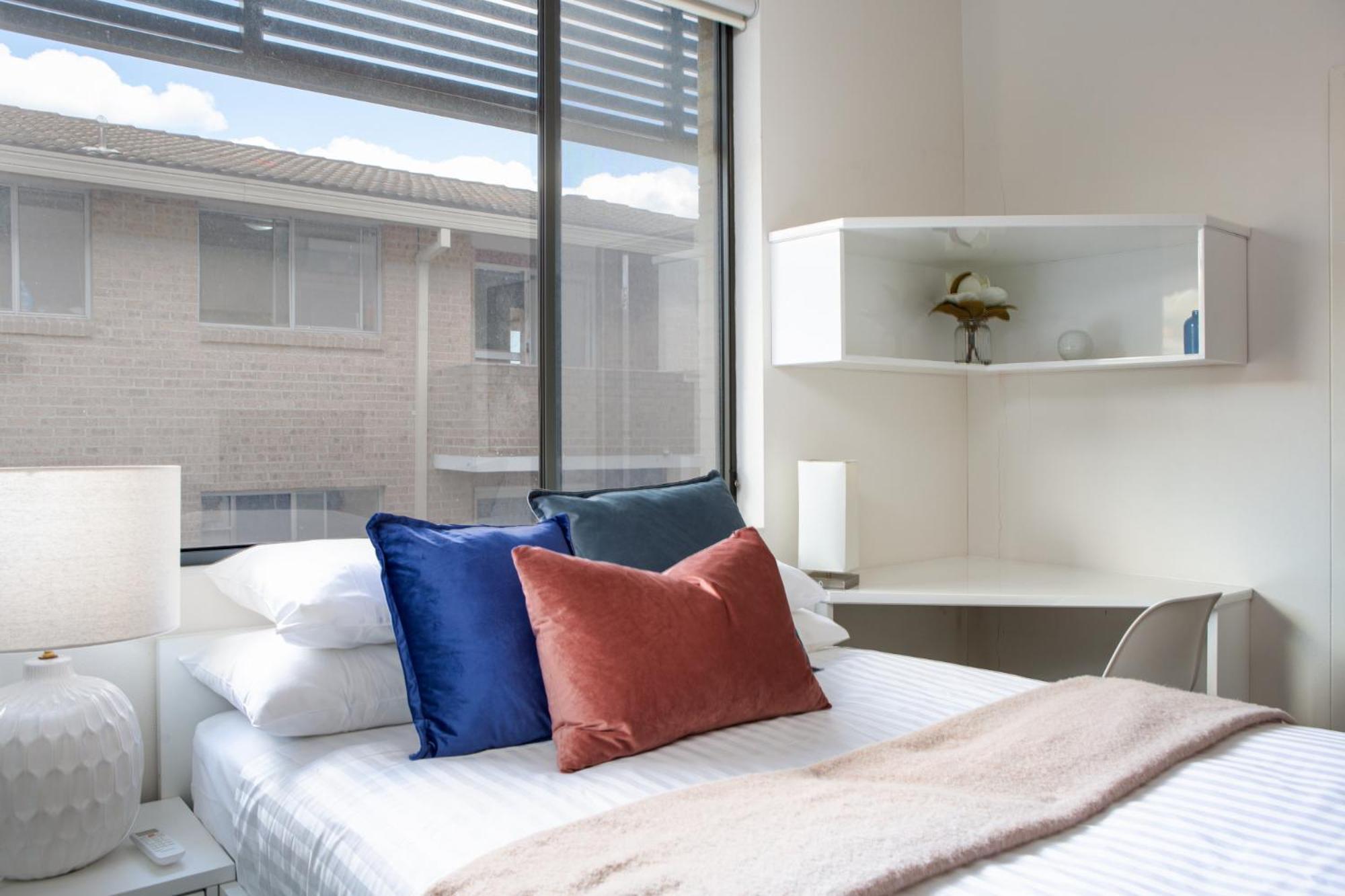 Bright Steps From Westmead Hospital Apartment *