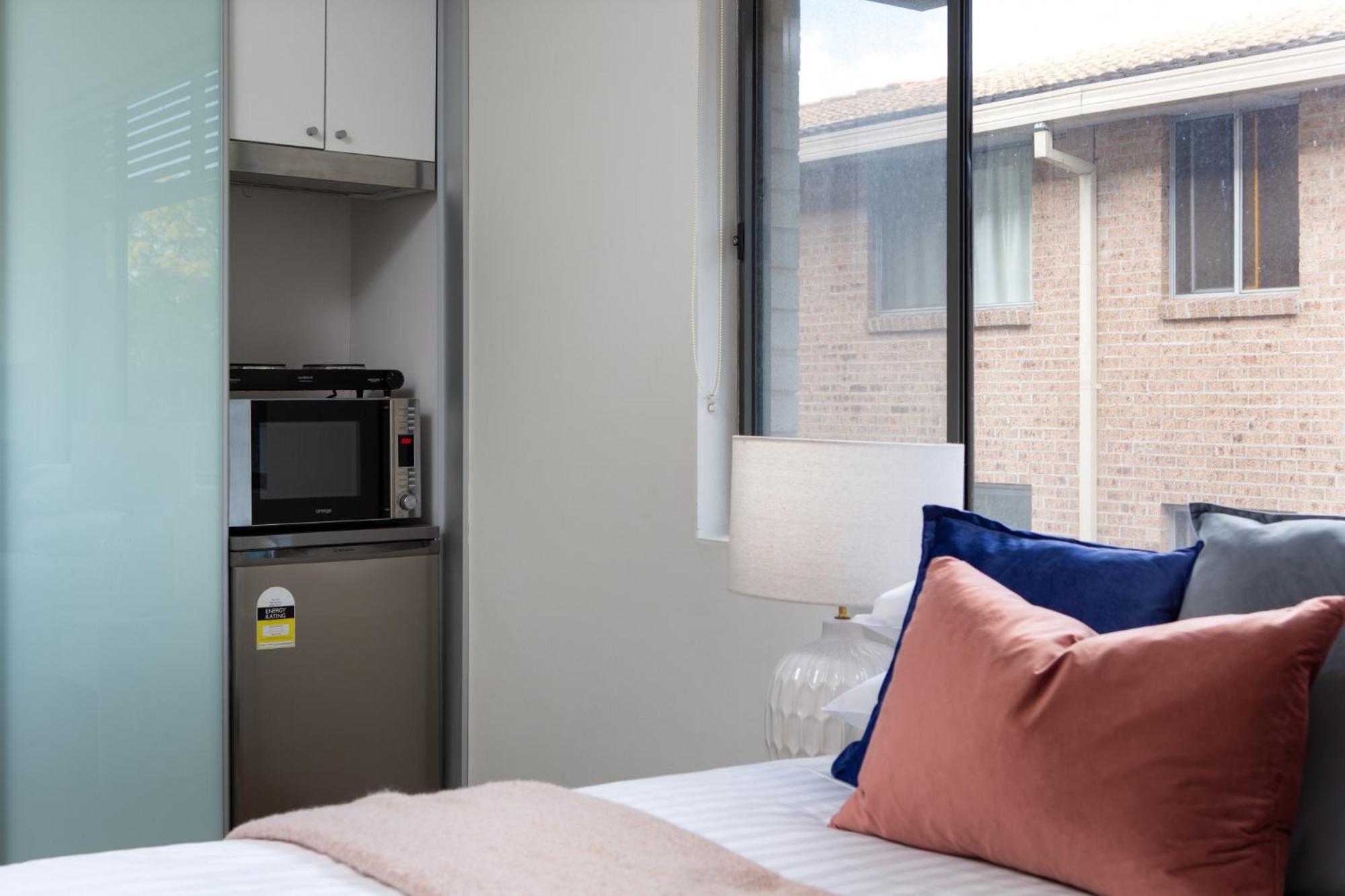 Bright Steps From Westmead Hospital Apartment