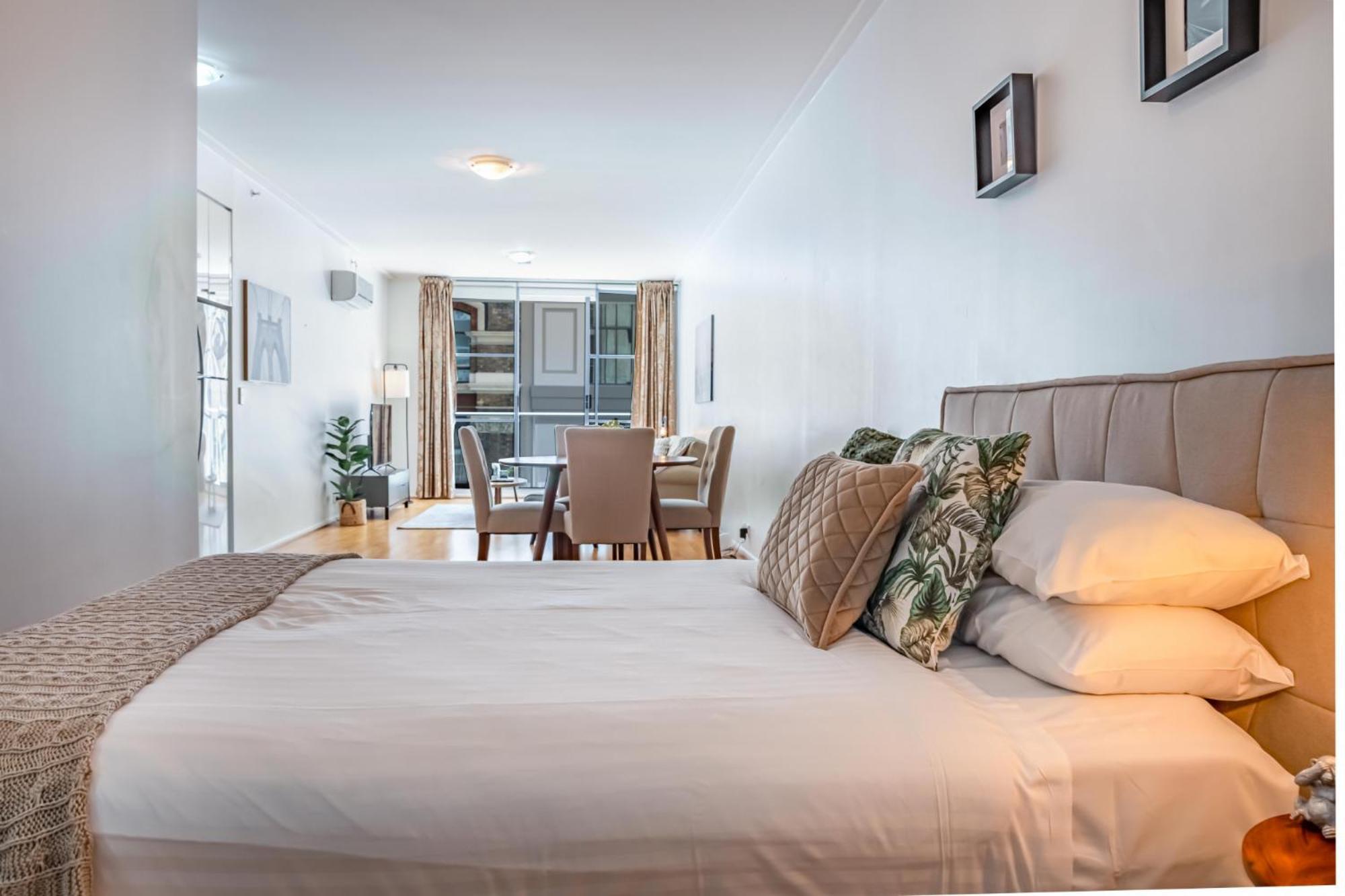 Stylish Studio With Pool & Gym In Heart Of Duplicate Apartment Sydney