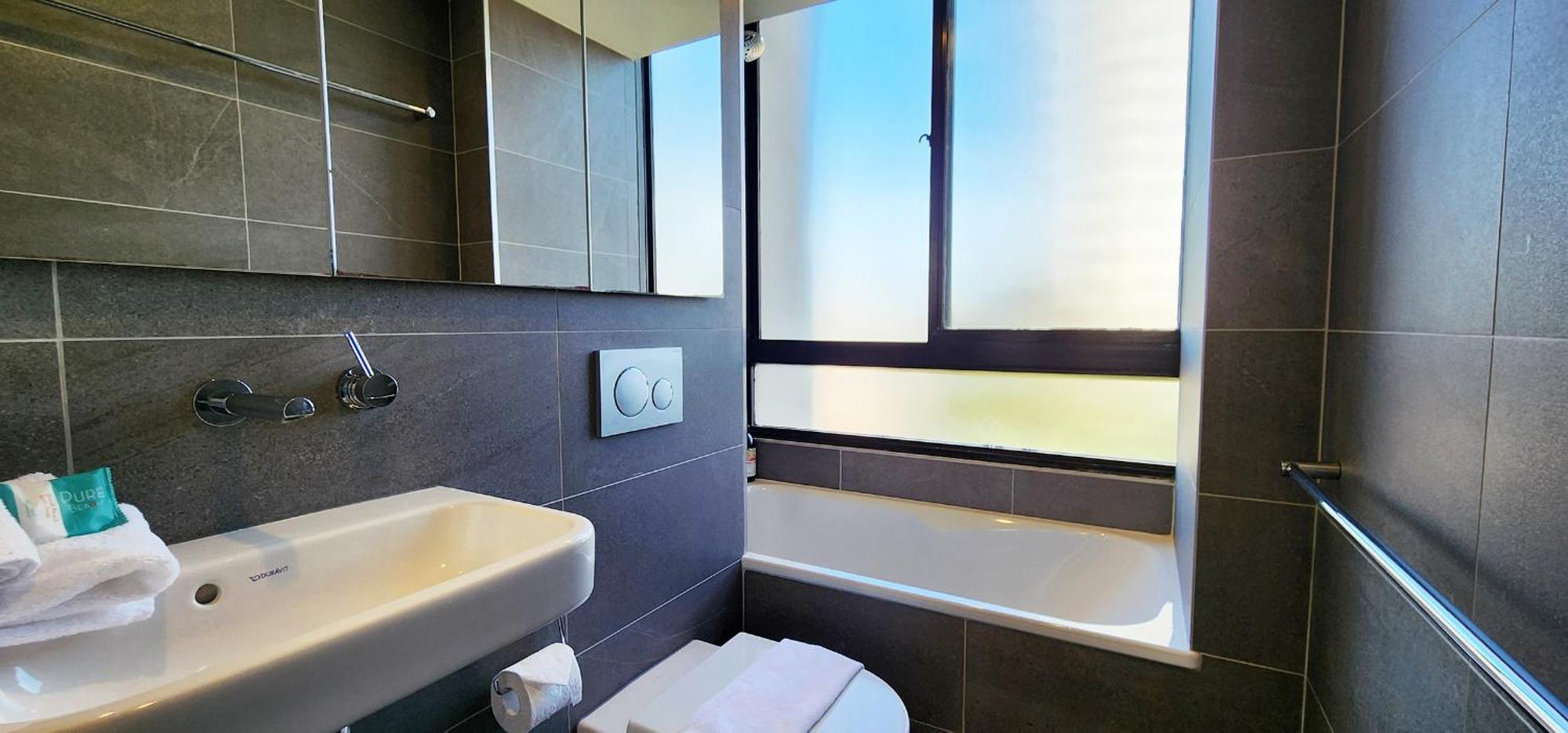 Beautiful Harbour Views, Stylish & Pool Apartment *