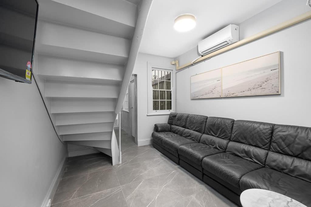 Luxe Single - Ac - Next To Station - Nearby Hot Spots - Shared Bathroom Guest house Sydney